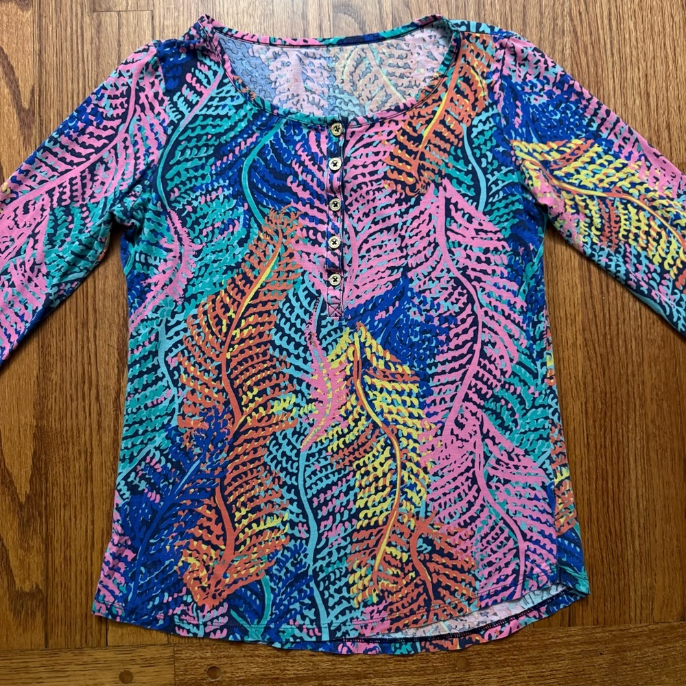 Lilly Pulitzer Porter Henley Top in the Electric Feel print size S - Picture 4 of 16